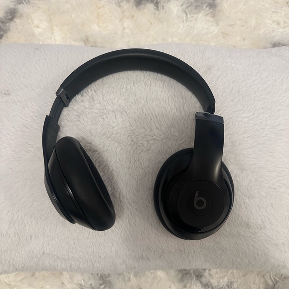Beats Studio Pro - Black - Wireless - Picture 1 of 7